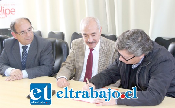 El gobernador Claudio Rodríguez junto al alcalde Patricio Freire y el director de comunidades de Codelco División Andina, Carlos Ríos, firman el convenio de financiamiento para reparar la planta de tratamiento de aguas servidas de Algarrobal.