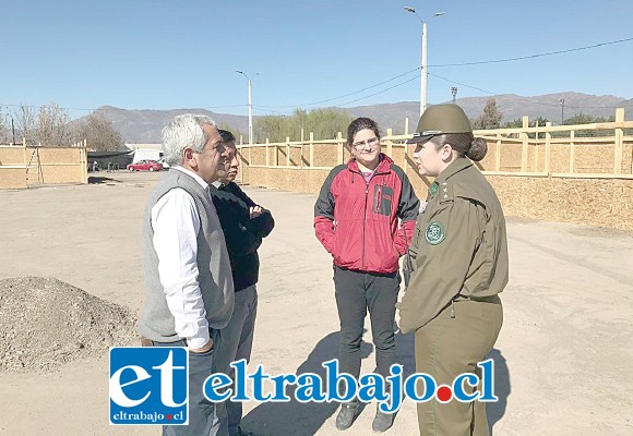 Acá vemos al alcalde Pedro Caballería Díaz junto a Carabineros recorriendo el sector de la explanada.