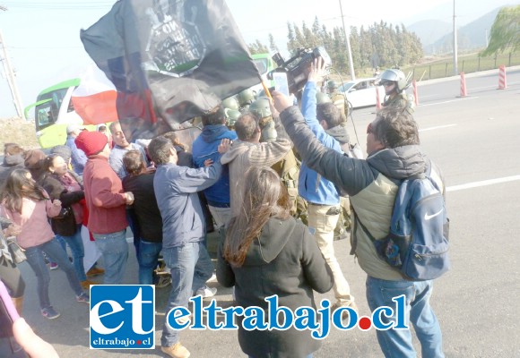 La prensa nacional registró el enfrentamiento con Carabineros. (Cedida)