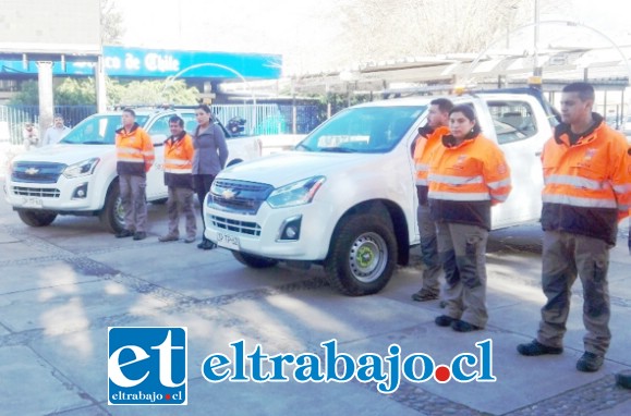 Acá vemos las camionetas junto a personal de fiscalización durante la ceremonia de entrega.