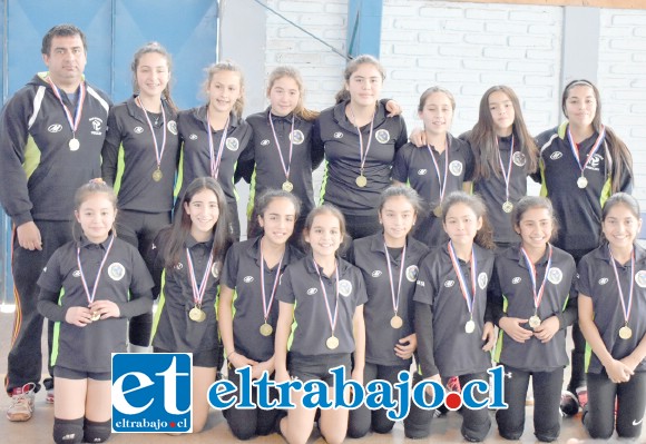 SON IMPARABLES.- Ella son las integrantes U12 del Club Deportivo San Felipe Vóley, quienes estarán el próximo 5 y 6 de octubre en la Novena Región disputando los Play Off en su categoría.