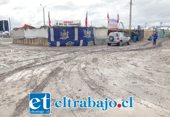 Un gran barrial se formó con los 10 milímetros de lluvia que habían caído hasta el martes 18 de septiembre, lo que obligó a postergar las celebraciones hasta este fin de semana.