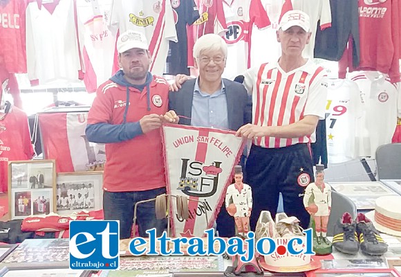 De Izquierda a derecha: ‘Longoni’ el histórico Humberto ‘Chita’ Cruz y Vitoko Urbina, durante el encuentro de coleccionistas del fútbol posando con el banderín del Uni-Uni.