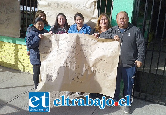 Los apoderados que estaban manifestándose en contra del despido de la inspectora Virginia Oyarzo, de Escuela El Almendral.