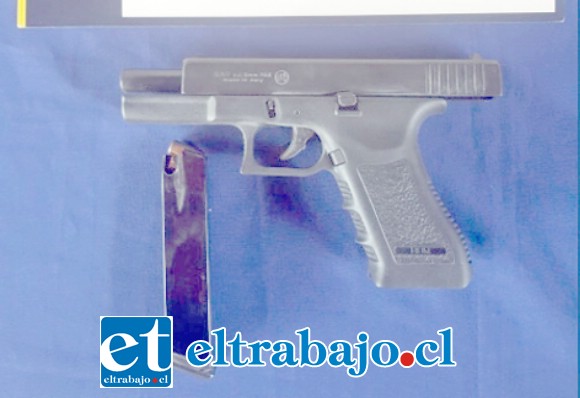 El arma incautada al joven estudiante sería verdadera, aunque aún falta el peritaje oficial. (Foto referencial).