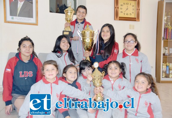 VAN AL NACIONAL.- Aquí tenemos a la selección general de estas pequeñas acróbatas de fantasía, ellas pertenecen a varios colegios de la comuna.