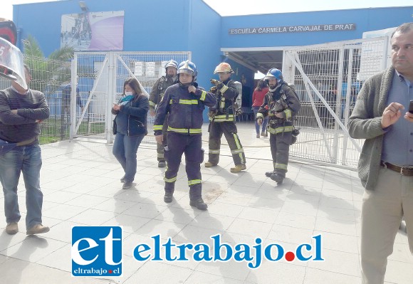 Personal de Bomberos y el Samu durante la emergencia en el establecimiento.