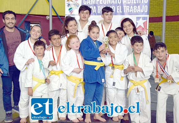 LOS CAMPEONES.- Aquí están los yudocas con el primer lugar del Torneo Abierto de Judo Diario El Trabajo 2018: Club Jita Kyoei, de Viña del Mar.