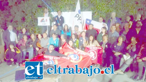 Representantes de distintos partidos políticos presentes en la celebración del No.