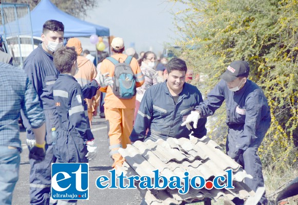 INDUSTRIALINOS PRESENTE.- Los jóvenes de la Escuela Industrial también trabajaron muy duro durante la jornada.