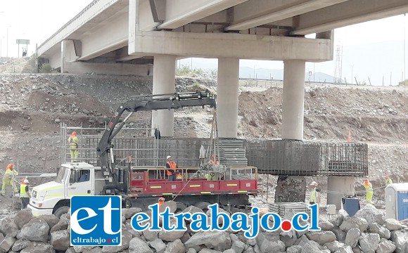 Trabajadores de la empresa trabajando en el lugar donde se instalaron los nuevos pilotes para reforzar la estructura.