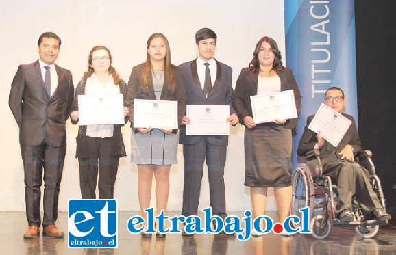 Y LO LOGRÓ.- Aquí tenemos al joven Narcy Araya, recibiendo su certificación de Técnico en Administración de Empresas Mención Finanzas, al lado de sus demás compañeros.