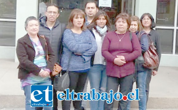 Los integrantes del Comité Los Viñedos saliendo del tribunal de Los Andes.