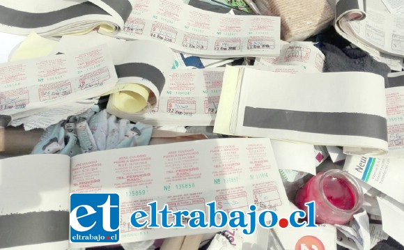 Boletas de un local comercial aparecieron entre la basura encontrada por los vecinos de Villa El Descanso.