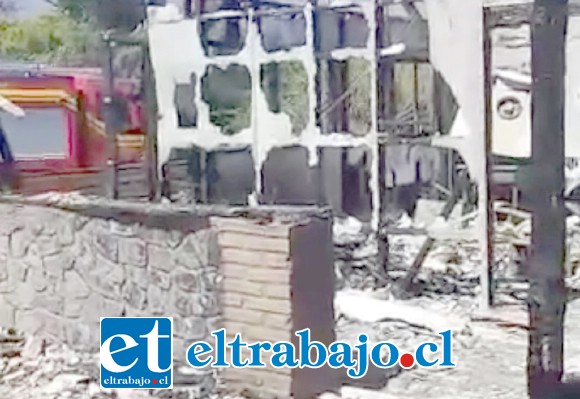 El incendio dejó serios daños y desde un comienzo se barajó la tesis de la intencionalidad debido a la evidencia encontrada en el lugar.