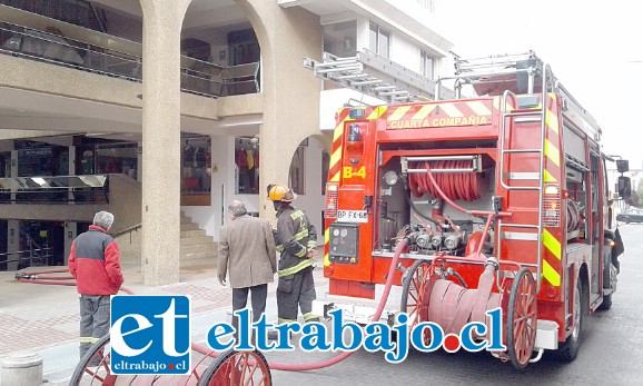 Personal de Bomberos en el edificio Prat, verificando la emanación de gas que, hechas las mediciones con equipo especializado, se determinó que se trataba de gas metano o gas natural proveniente de la descomposición de materia orgánica.