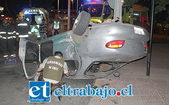 DE PELÍCULA.- Así quedó el vehículo, luego que al llegar a la intersección con Chacabuco, donde se produce una curva, el conductor perdió el control, comenzó zigzaguear para luego subirse a la acera oriente de Santa Teresa.