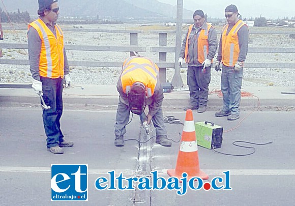 Ayer en la mañana concurrió personal de Vialidad a colocar una placa metálica, en forma provisoria, ya que la reparación definitiva se hará posteriormente.