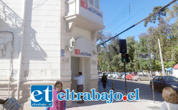 Así se encuentra la sucursal de calle Prat con Coimas en San Felipe, cerrada.