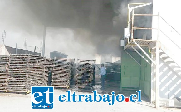 Un trabajador resultó con problemas respiratorios por el intenso humo que produjo la emergencia la tarde de ayer jueves. (Foto: Emergencia Santa María).