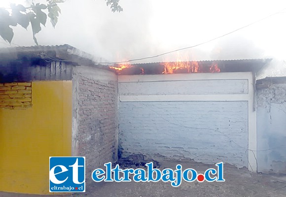 El fuego se originó en forma intencional y afectó los camarines que colindan con la piscina del Estadio Fiscal.