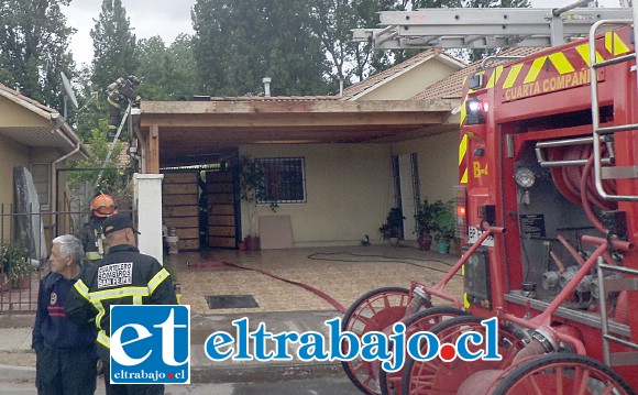 Bomberos trabajando sobre el techo del inmueble, en una situación que pudo tener graves consecuencias de no mediar la oportuna ayuda de los vecinos.