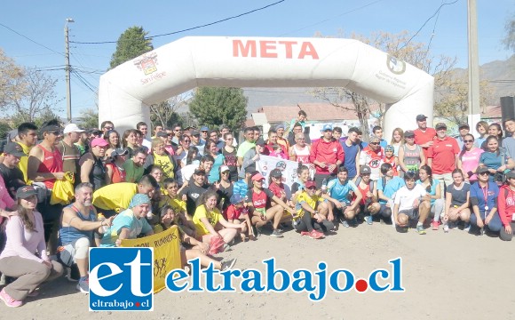 Corredores juntos después de finalizada una de las tantas maratones que han realizado, las que convocan a gran cantidad de participantes.