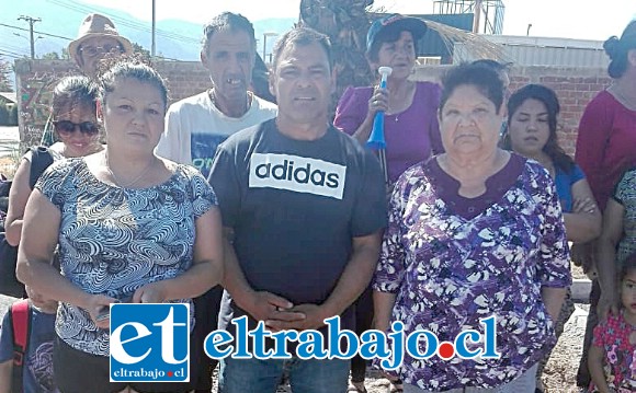 Miguel Torres junto a vecinos de los Departamentos Encón que se oponen a la instalación de la Planta de Revisión Técnica.