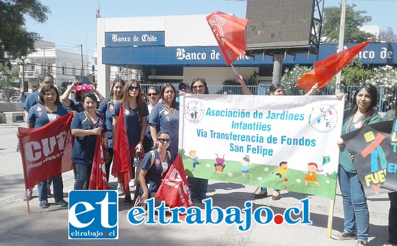 Representantes de los Jardines Vía Transferencia de Fondos (VTF) presentes en el banderazo.