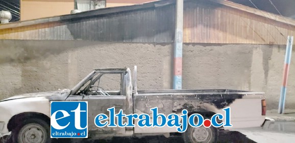 El adulto mayor de 79 años de edad se encontraba dentro de esta camioneta estacionada en la vía pública de la población La Escuadra de San Felipe.