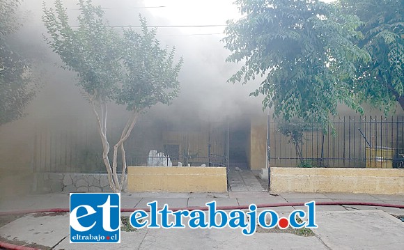 Una espesa nube de humo inundó el lugar tras el incendio que afectó dos viviendas en el pasaje Luis Bernal.