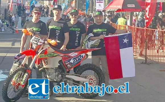 Una falla mecánica impidió a Javier Pérez (el primero a la derecha en la foto) terminar la carrera Baja 1000 en México.