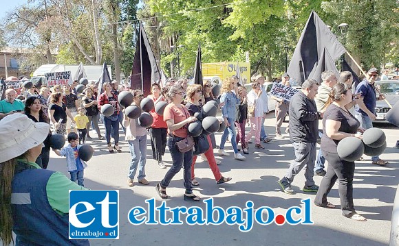 Los comerciantes marcharon por calle Prat hacia la municipalidad de San Felipe.