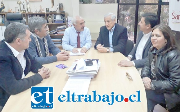 Alcalde Patricio Freire reunido con el presidente nacional del PPD, Heraldo Muñoz, y dirigentes del PPD de la provincia de San Felipe. (Foto archivo).