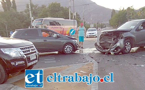 Al menos diez personas resultaron heridas en la última colisión registrada este domingo, donde se vieron involucrados tres vehículos.