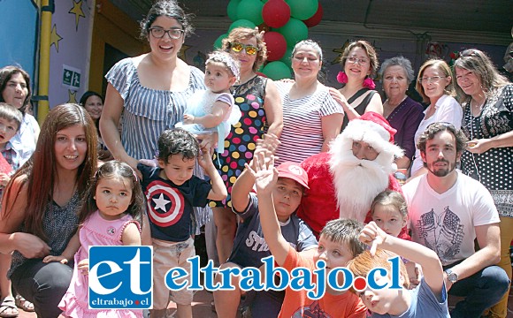 TODO EN FAMILIA.- Los apoderados también hicieron suya esta fiesta, pues también hubo bocadillos, golosinas y bebidas para todos.