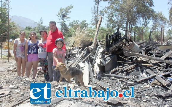 TIEMPO DE AYUDAR.- Aquí tenemos a esta familia, sanos, sin muertes ni heridos que lamentar, pero con un triste panorama que los deja a merced del cariño y solidaridad de todo el Valle de Aconcagua.