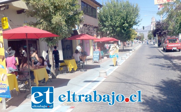 La gente respondió positivamente a la idea de boulevard, con mesas en las calles y actividades artísticas, lo que ha cambiado radicalmente la situación para la gente del rubro gastronómico.