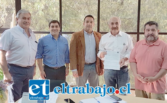 El alcalde Patricio Freire y el secretario de Planificación Comunal, Claudio Paredes, se reunieron con la directiva de la junta de vecinos del Barrio Miraflores, informando que la nueva biblioteca municipal se construirá en un terreno ubicado en la intersección de la avenida Hermanos Carrera con Bernardo Cruz.