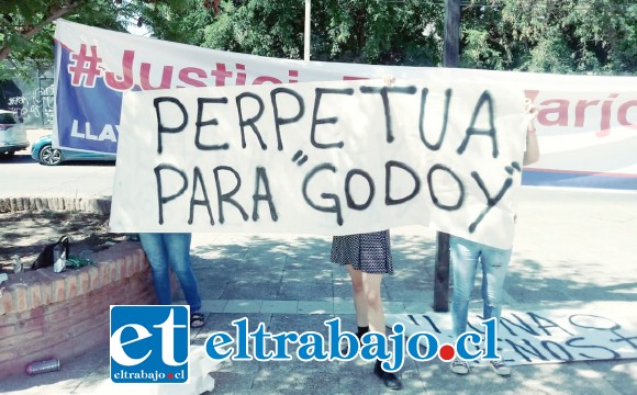 Familiares y cercanos a Marjorie Varas Cataldo protestaron en las afueras del Tribunal de Garantía, exigiendo que el imputado sea condenado a la máxima pena por el homicidio.