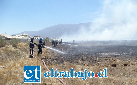 Voluntarios al momento de tener prácticamente controlado el incendio, procede al remojo del lugar para de esta manera evitar rebrotes.