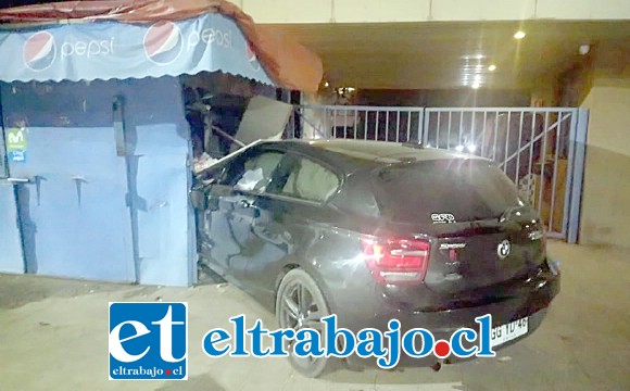 Así terminó el vehículo incrustado en el kiosco ubicado en las afueras del Hospital San Camilo de San Felipe, ocasionando daños a la propiedad. (Fotografías Gentileza: Claudia Rodríguez Pérez).