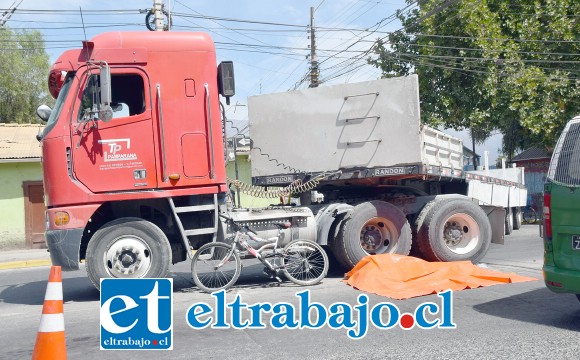 El fatal accidente ocurrió cerca de las 11:00 horas de la mañana de ayer lunes en la intersección de avenidas Manso de Velasco y Tacna Sur en San Felipe. (Fotografías: Roberto González Short).