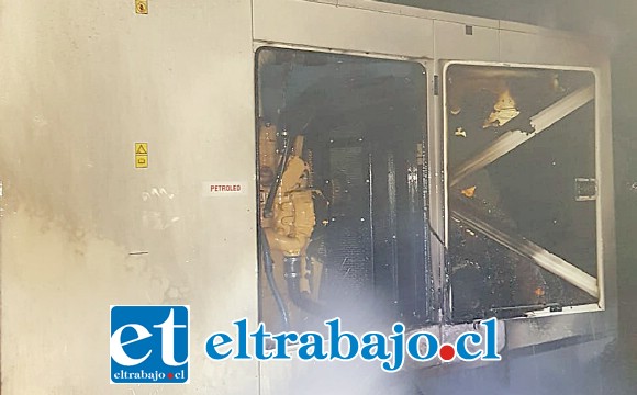 El generador del APR que fue incendiado, aún se puede apreciar echando humo.