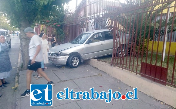 El vehículo terminó incrustado en la reja del Colegio Santa Juana de Arco en Calle Freire.