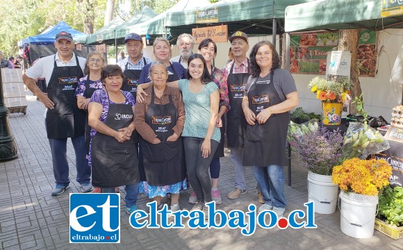 Parte de los emprendedores agrícolas que iniciaron la feria ‘Mercado Campesino’, en plena Plaza de Armas, y que funciona de las 08.30 hasta las 20.30 horas.