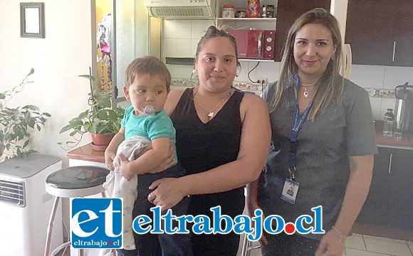 El pequeño Francisco en su casa junto a su madre y Susan Contardo, jefa del Departamento de Atención al Usuario del Hospital San Camilo, desde donde se gestionó la compra y entrega del equipo.