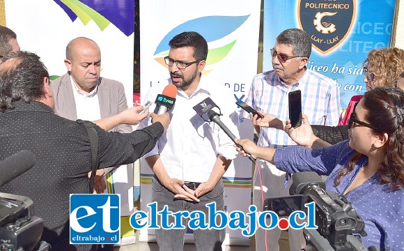 El alcalde Edgardo González (al centro) junto al jefe DAEM Alejandro Puebla (Izq.) y el director del Liceo Politécnico de Llay Llay, Mario Flores (Der.), dieron a conocer la importante noticia.