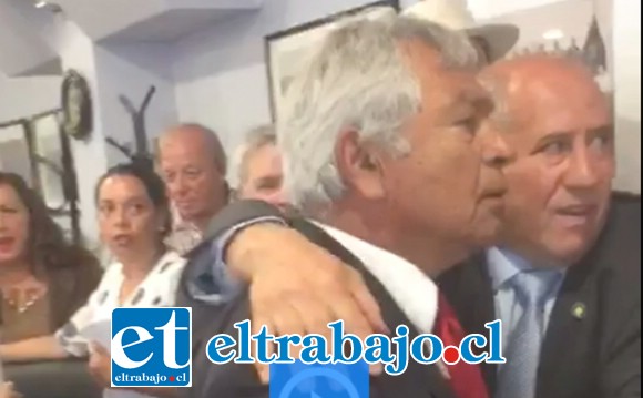 El Core Iván Reyes es contenido por otras personas cuando estaba en plena discusión con el edil Mardones, con el cual casi se enfrentan a golpes.