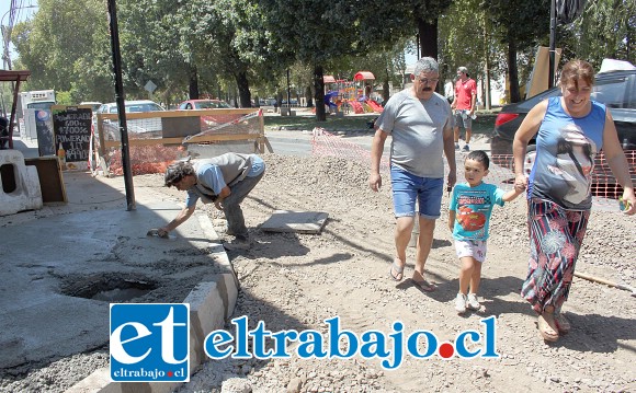 YA CASI.- Los vecinos del sector sonríen ahora porque ven casi terminadas las obras de reposición del pavimento de su importante vía.